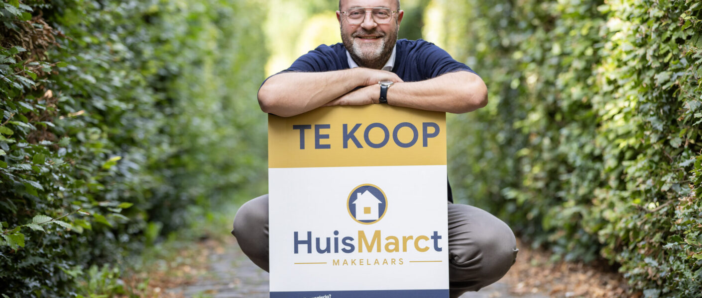 afbeelding Marc van Kroonenburg met TE KOOP bord
